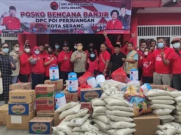 Badan Penanggulangan Bencana (Baguna) DPC PDI Perjuangan Kabupaten Tangerang saat akan menyalurkan bantuan ke para korban banjir di Serang.
