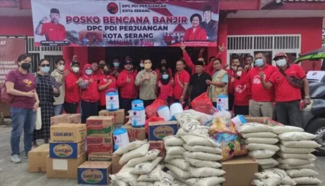 Badan Penanggulangan Bencana (Baguna) DPC PDI Perjuangan Kabupaten Tangerang saat akan menyalurkan bantuan ke para korban banjir di Serang.