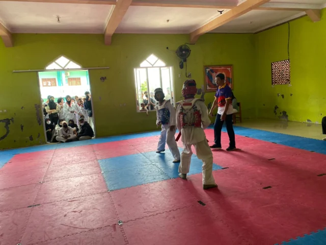 Atlet taekwondo pelajar saat mengikuti perlombaan seleksi.