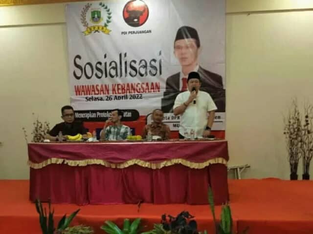 H.Irvansyah Ketua DPC PDI Perjuangan Kabupaten Tangerang saat menyampaikan sambutannya dalam kegiatan sosialisasi wawasan kebangsaan yang digelar Dewan Muhlis.