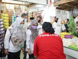 Tim dari Loka POM Kabupaten Tangerang saat mengecek makanan di Pasar Cisoka.