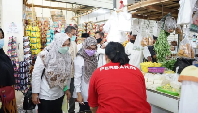 Tim dari Loka POM Kabupaten Tangerang saat mengecek makanan di Pasar Cisoka.