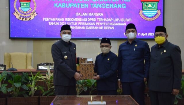 Bupati Tangerang, A. Zaki Iskandar saat menerima dokumen rekomendasi DPRD.