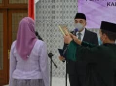 Bupati Tangerang Lantik Finny Widiyanti Jadi Direktur Utama Perumda Pasar NKR, Ini Pesannya Bupati Tangerang Ahmed Zaki Iskandar melantik Finny Widiyanti sebagai Direktur Utama Perum Pasar Niaga Kerta Raharja.