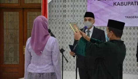 Bupati Tangerang Ahmed Zaki Iskandar melantik Finny Widiyanti sebagai Direktur Utama Perum Pasar Niaga Kerta Raharja.