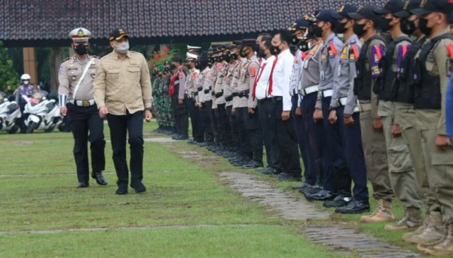 Bupati Tangerang Ahmed Zaki Iskandar saat memimpin apel gelar pasukan Operasi Ketupat Maung Tahun 2022 Polresta Tangerang.