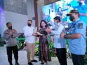 Kepala Kejaksaan Negeri (Kajari) Kabupaten Tangerang Nova Elida Saragih saat menerima penghargaan dari Apdesi.