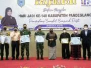 Bupati Pandeglang Irna Narulita bersama stakeholder terkait yang mendapatkan penghargaan di acara Tasyakuran HUT ke 148 Pandeglang.