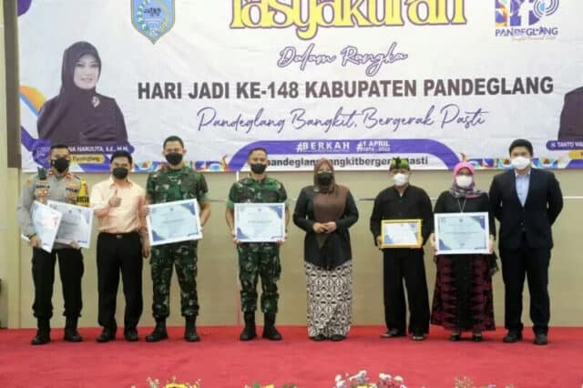Bupati Pandeglang Irna Narulita bersama stakeholder terkait yang mendapatkan penghargaan di acara Tasyakuran HUT ke 148 Pandeglang.