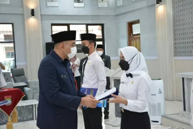 Bupati Tangerang A. Zaki Iskandar saat menyerahkan SK pengangkatan CPNS.