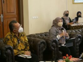 Bupati Pandeglang Irna Narulita dan Direktur PT. Jababeka Tbk Hyanto Wihadhi saat membahas investasi kawasan industri.