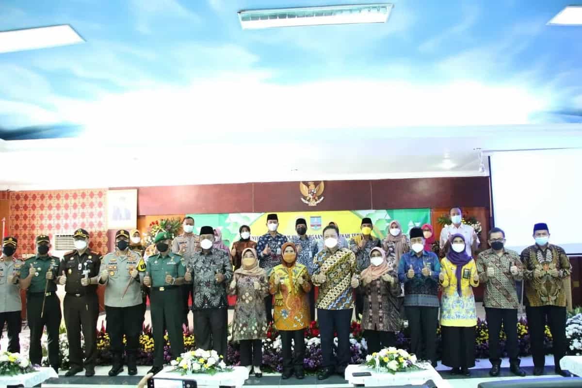Bupati Serang Ratu Tatu Chasanah bersama jajarannya saat kegiatan penerimaan piagam penghargaan dari Mahkamah Agung.