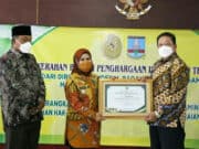 Bupati Serang Ratu Tatu Chasanah saat menerima piagam penghargaan yang di serahkan oleh Direktur Jendral (Dirjen) Badilag Aco Nur di Aula Tubagus Suwandi Setda Kabupaten Serang.
