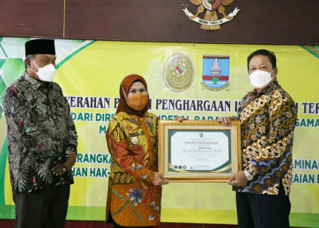 Bupati Serang Ratu Tatu Chasanah saat menerima piagam penghargaan yang di serahkan oleh Direktur Jendral (Dirjen) Badilag Aco Nur di Aula Tubagus Suwandi Setda Kabupaten Serang.