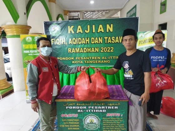 Kader PDI Perjuangan Kabupaten Tangerang saat membagi-bagikan makanan takjil ke para santri.