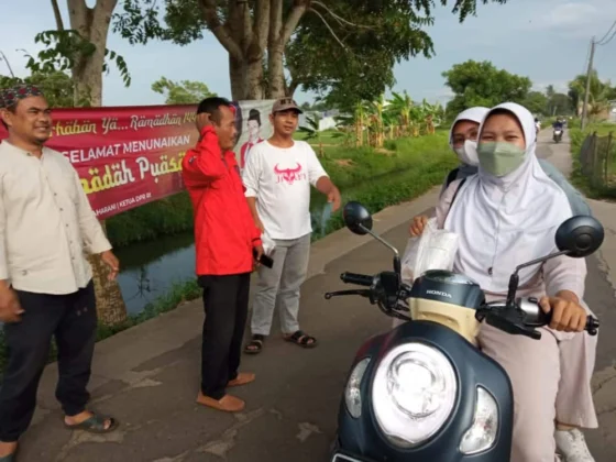 Kader PDI Perjuangan Kabupaten Tangerang saat membagi-bagikan makanan takjil ke pengguna jalan.