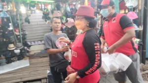 Kader PDI Perjuangan Kabupaten Tangerang saat membagi-bagikan makanan takjil ke pedagang kaki lima.