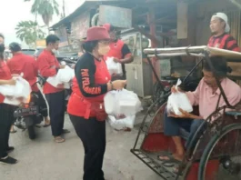 Kader PDI Perjuangan Kabupaten Tangerang saat membagi-bagikan makanan takjil ke tukang becak.