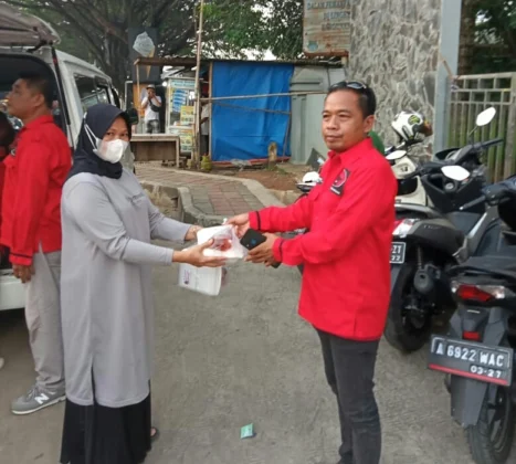 Ketua PAC PDI Perjuangan kecamatan Rajeg Nursinan saat memberikan makanan takjil ke masyarakat.