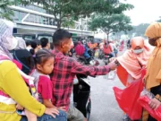 Para kader PKS Kabupaten Tangerang saat memberikan makanan takjil ke warga.