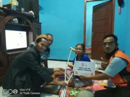Anggota DPRD Kabupaten dari Fraksi PKS, Sapri saat memberikan tongkat ke Siti Hariyani.