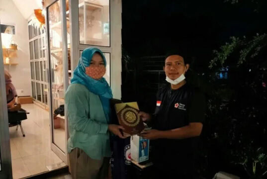 Penuhi Kebutuhan Stok Darah, PMI Kabupaten Tangerang Adakan Safari Donor Sukma petugas PMI saat memberikan hadiah Alquran kepada pendonor darah.