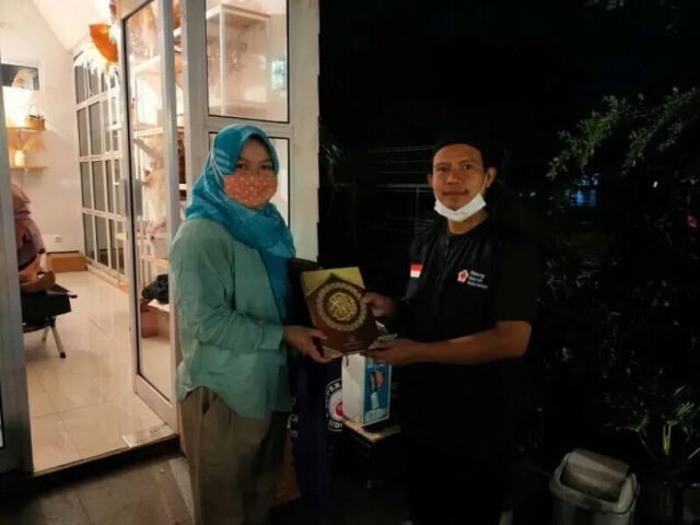 Sukma petugas PMI saat memberikan hadiah Alquran kepada pendonor darah.