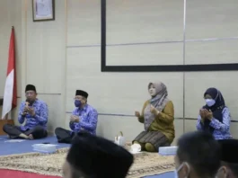 Bupati Pandeglang Irna Narulita bersama jajarannya saat mengaji Al Qur'an.