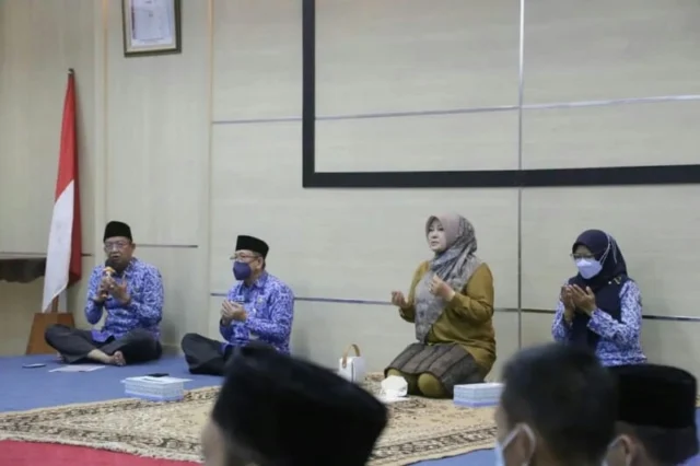 Bupati Pandeglang Irna Narulita bersama jajarannya saat mengaji Al Qur'an.