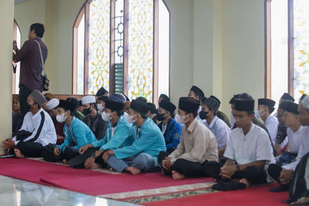 Para pelajar saat mengikuti Pesantren Kilat Ramadan 1443 H/2022 Masjid Agung Ar-rahman.