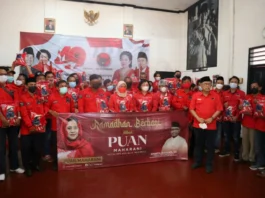 Ananta Wahana saat menyalurkan paket sembako bantuan Puan Maharani ke DPC PDI Perjuangan Kabupaten Tangerang.