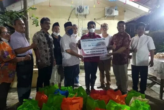 Yayasan Padepokan Kebangsaan Karang Tumaritis Bareng Perusahaan Gas Negara salurkan Ribuan Paket Sembako untuk Warga Anggota DPR RI Ananta Wahana bersama Jajaran direksi PT Perusahaan Gas Negara Tbk saat menyerahkan CSR bantuan paket sembako untuk warga.