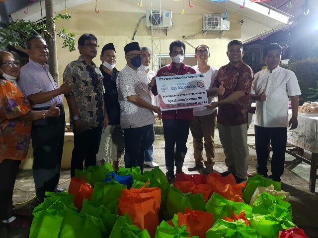 Anggota DPR RI Ananta Wahana bersama Jajaran direksi PT Perusahaan Gas Negara Tbk saat menyerahkan CSR bantuan paket sembako untuk warga.