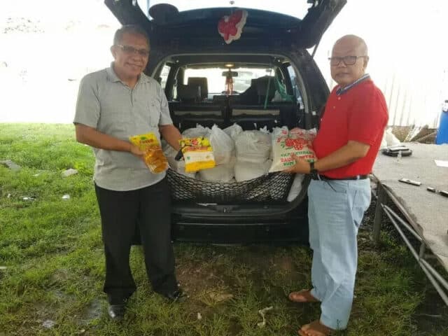 Anggota DPR RI, Ananta Wahana saat mengawasi penyaluran paket sembako untuk warga dari CSR BRI.