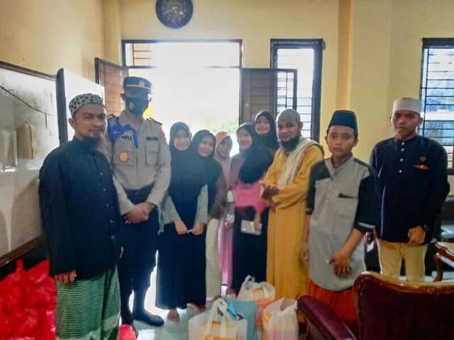 Syaiful Rusdiansyah saat bersama para anak yatim.