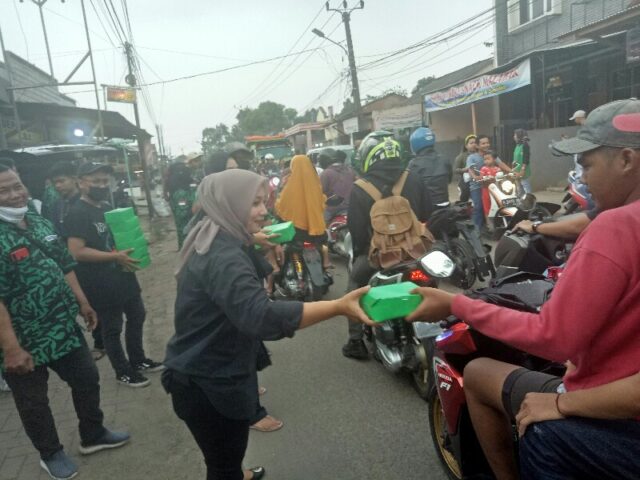 Jajaran pengurus GPK Sayap DPC PPP Kabupaten Tangerang saat memberikan takjil kepada para pengguna jalan.