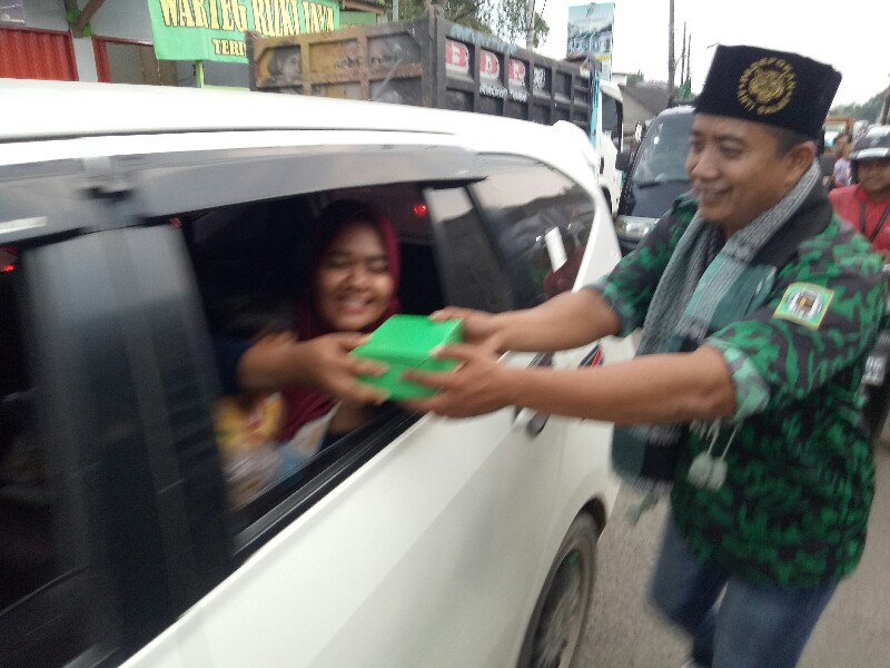 Ahmad Wijaya Ketua GPK sayap DPC PPP Kabupaten Tangerang saat memberikan takjil kepada para pengguna jalan.