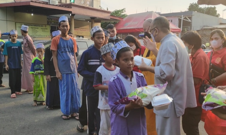 Kebaikan Ramadhan, Polsek Neglasari Bersama Vihara Bagi-Bagi Paket Sembako