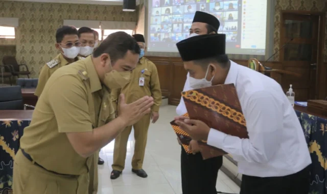 Simbolis, Wali Kota Tangerang Serahkan 1.200 SK Pengangkatan PPPK Guru Tahap 1