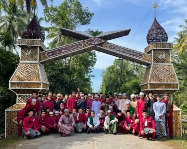 Pemuda dan Pemudi di Patani Menyambut Idul Fitri 1443H, dengan Berpakaian Melayu