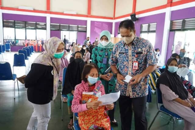 Kegiatan penyaluran BLT dan BPNT ke warga.