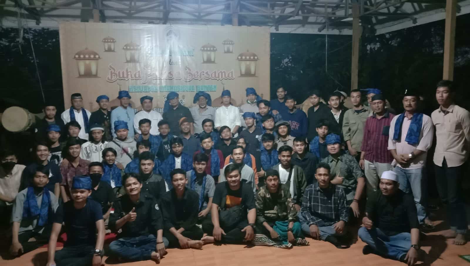 Keluarga Mahasiswa Banten (KMB) Bogor Raya bersama para Kokolot Banten saat berbuka puasa bersama membangun soliditas.