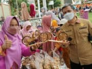 Camat Legok, Cucu Abdurrosyied saat bersama warga.