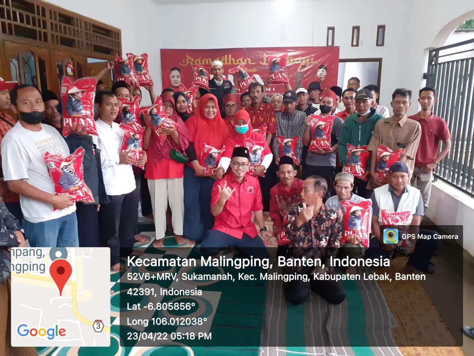 Rumah Aspirasi MHJB Salurkan Beras Puan Maharani kepada para Kader PDI Perjuangan dapil Lima, Kabupaten Lebak.