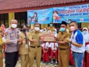 Camat Legok Cucu Abdurrosyied bersama jajarannya saat memberikan bantuan.