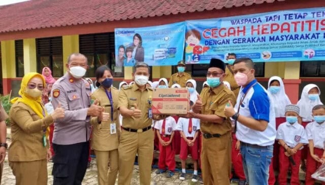 Camat Legok Cucu Abdurrosyied bersama jajarannya saat memberikan bantuan.