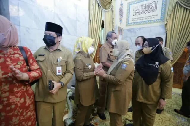 Bupati Serang Ratu Tatu Chasanah saat menggelar halal bihalal dengan jajarannya.