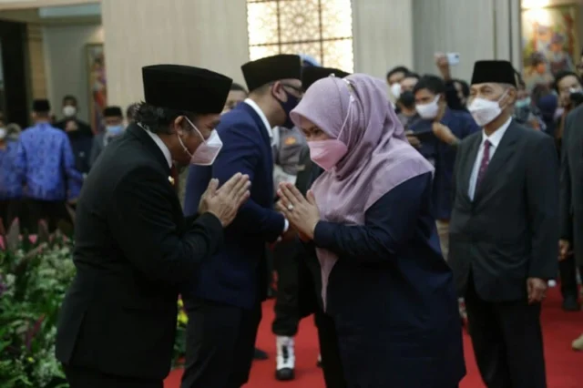 Bupati Pandeglang Irna Narulita saat bersalaman dengan Penjabat (Pj) Gubernur Banten Al Muktabar.