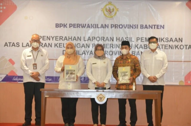 Bupati Pandeglang Irna Narulita saat menerima piagam penghargaan WTP di Kantor BPK RI Perwakilan Provinsi Banten, Rabu (25/5/2022).