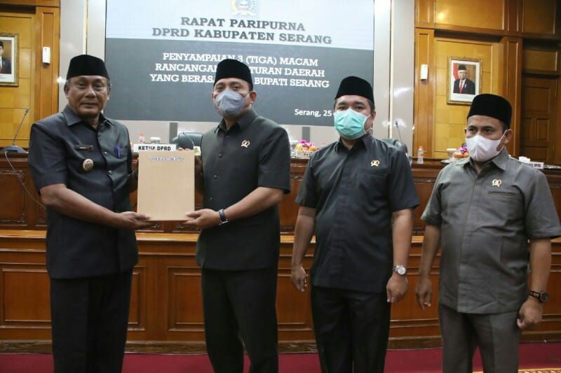 Wakil Bupati Serang Pandji Tirtayasa saat menyerahkan dokumen 3 usulan Raperda ke Pimpinan DPRD Kabupaten Serang.